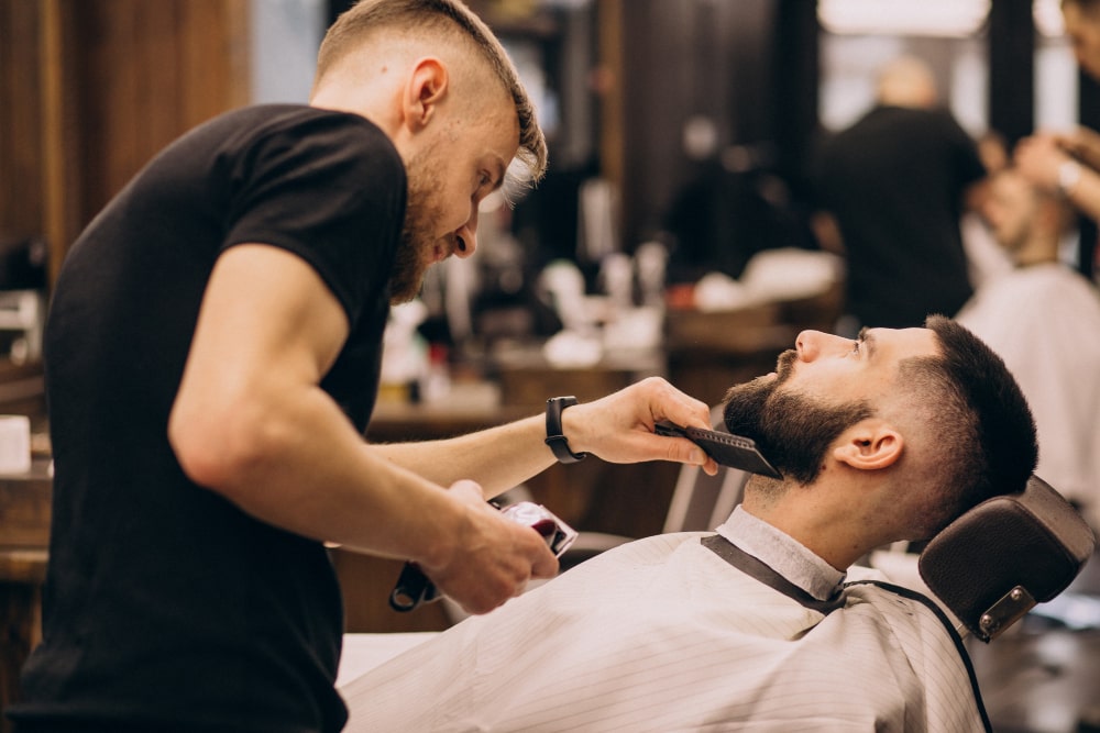 Cliente sendo atendido em barbearia