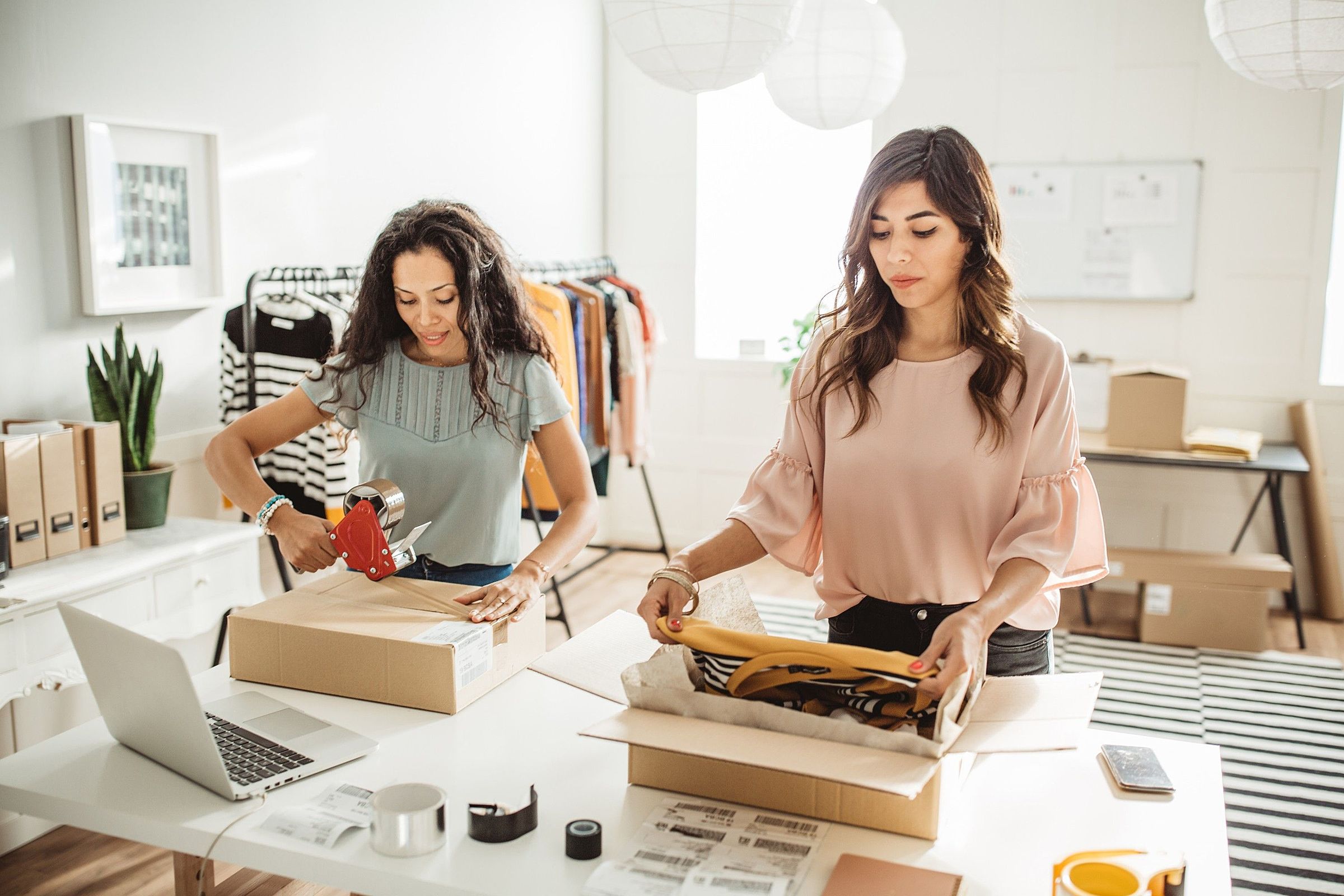 Equipe de ecommerce separando pedidos para envio